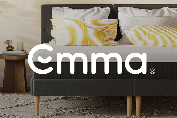 Blaues Bett mit Holzbeinen und Matratze der Marke Emma