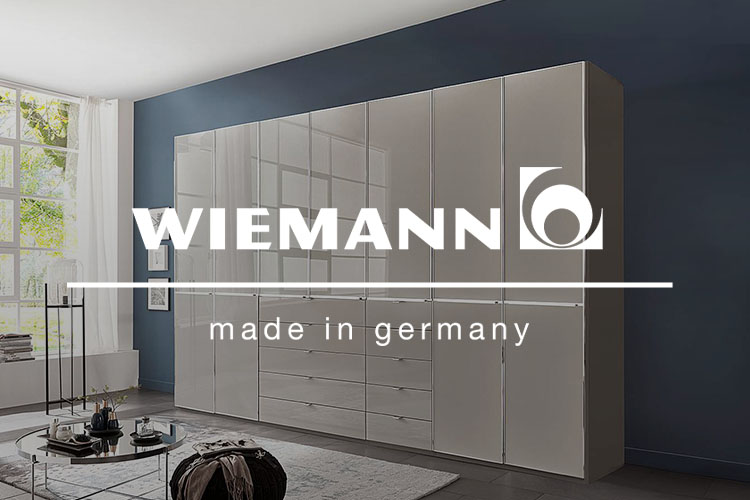 Grau-weißer Kleiderschrank mit Hochglanzfronten der Marke Wiemann