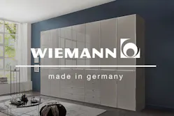 Grau-weißer Kleiderschrank mit Hochglanzfronten der Marke Wiemann