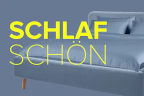 Hellblaues Polsterbett mit hellblauer Bettwäsche vor ähnlich farbigem Hintergrund und dem Slogan „Schlaf schön“ in gelber Schrift