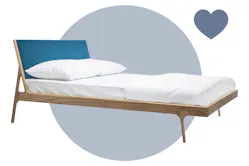Bett Fleek der home24 Exklusivmarke Studio Copenhagen im Skandi-Stil mit blauem Kopfteil