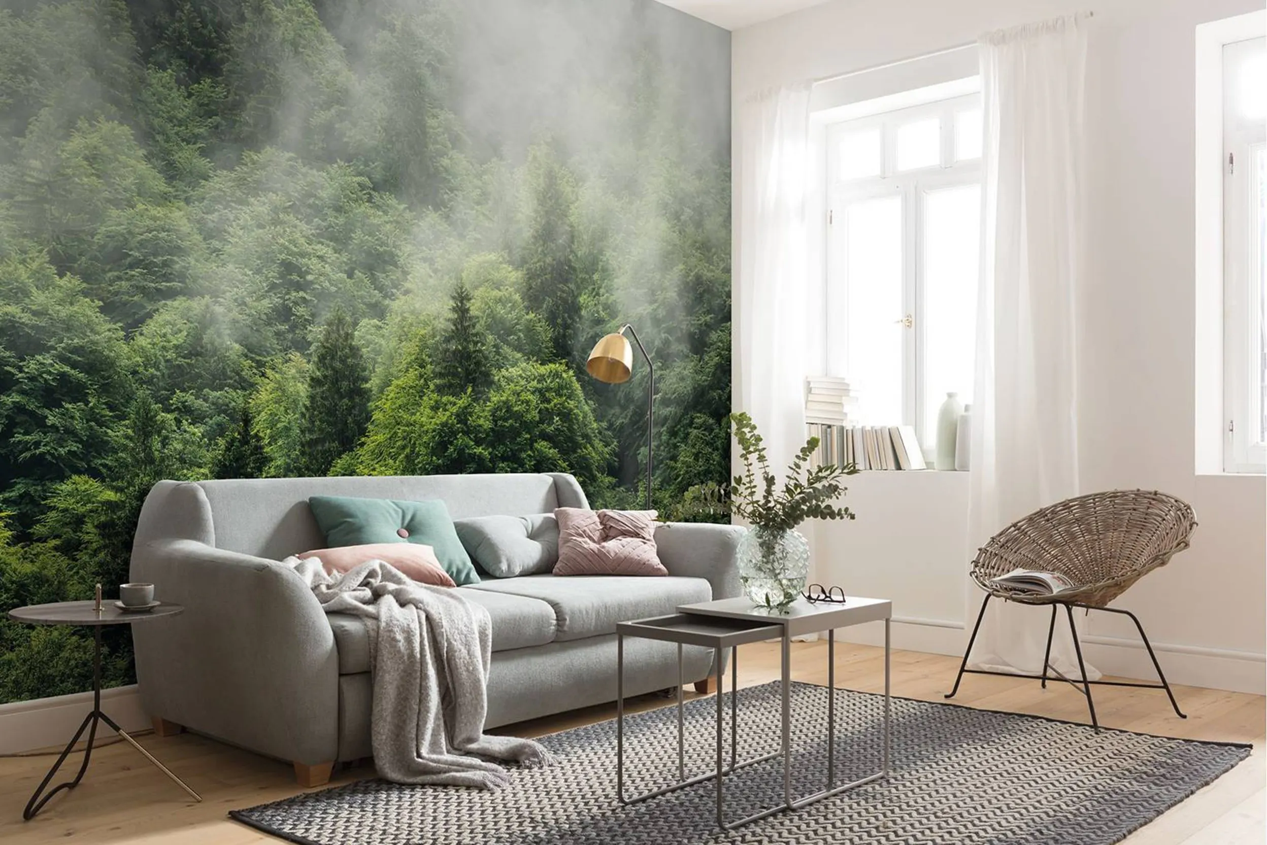 Tapete mit Blick auf einen nebligen Wald in einem modernen Wohnzimmer