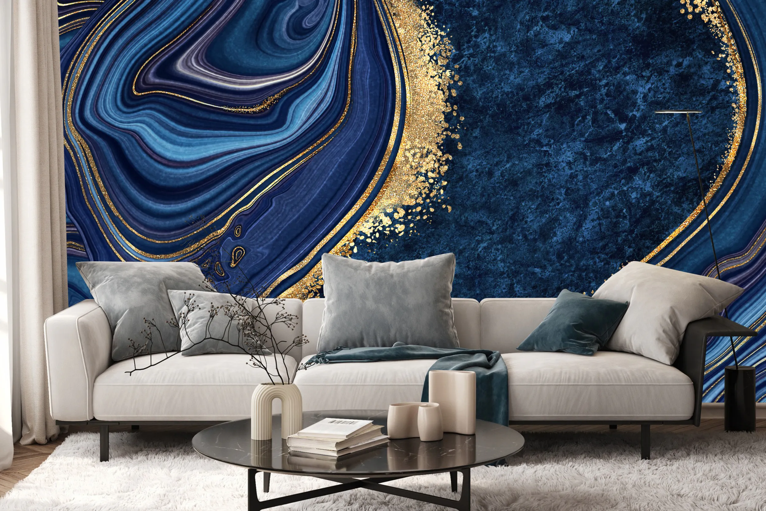 Blaue Tapete in Edelsteinoptik mit goldenen Akzenten im Wohnbereich