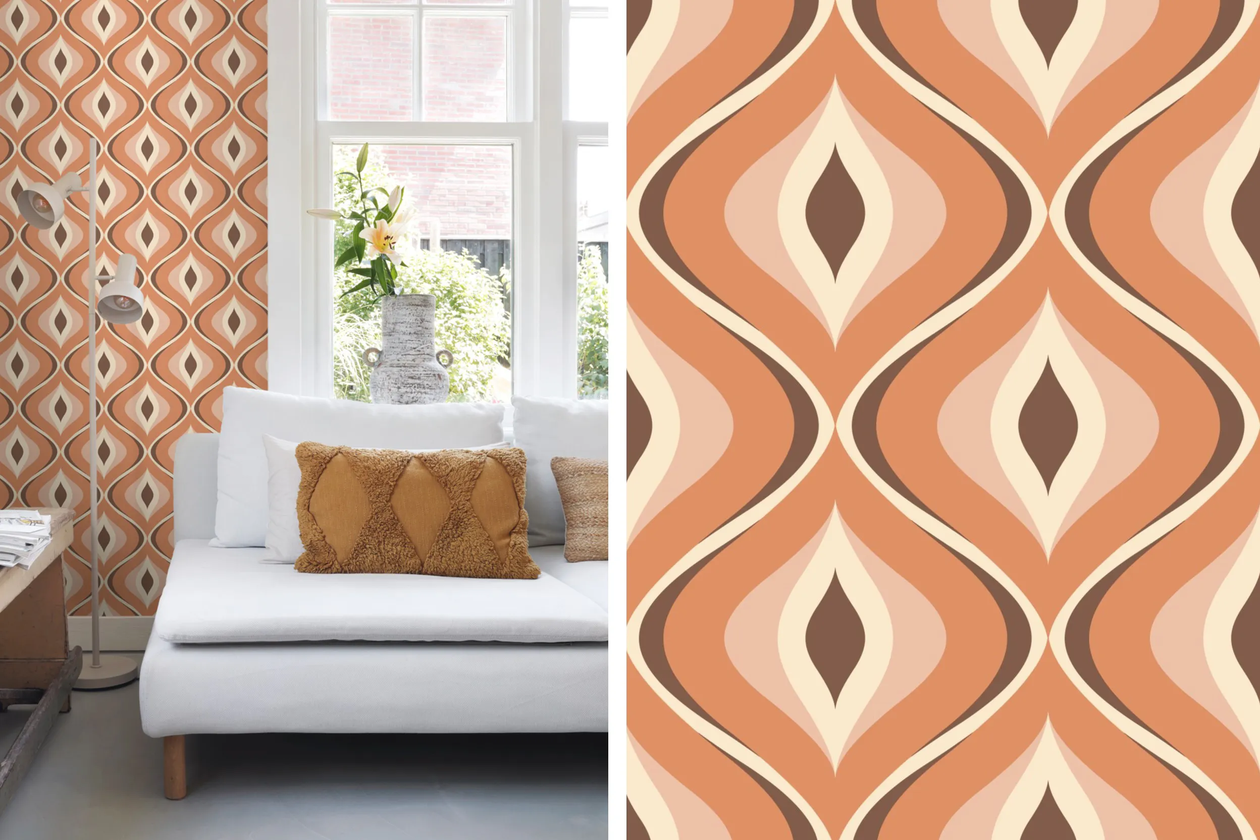 Orangefarbene Tapete im Retro-Design in einem Wohnbereich mit weißer Couch und Fenster