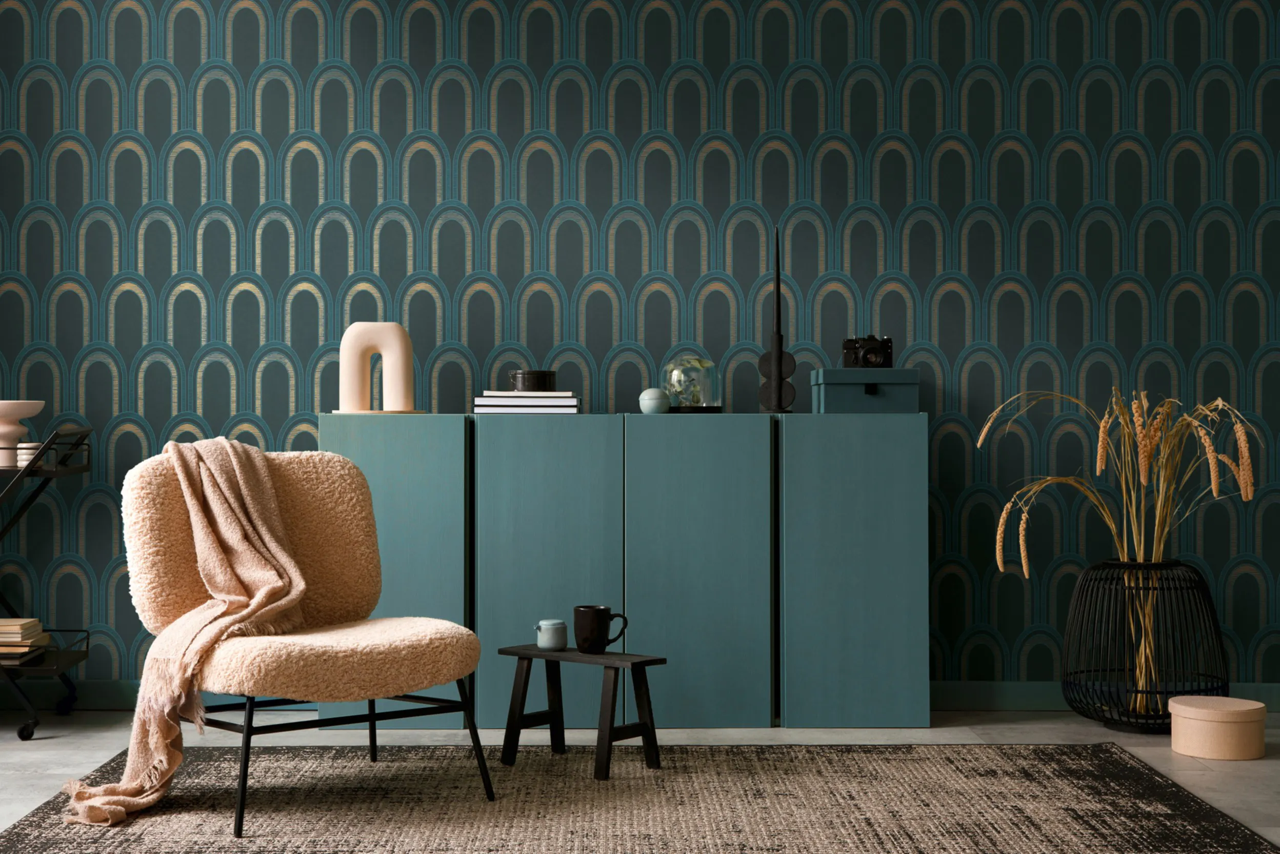 Dunkelgrüne Tapete mit Art-Deco-Muster im Kontrast zu beigen Accessoires und Sessel