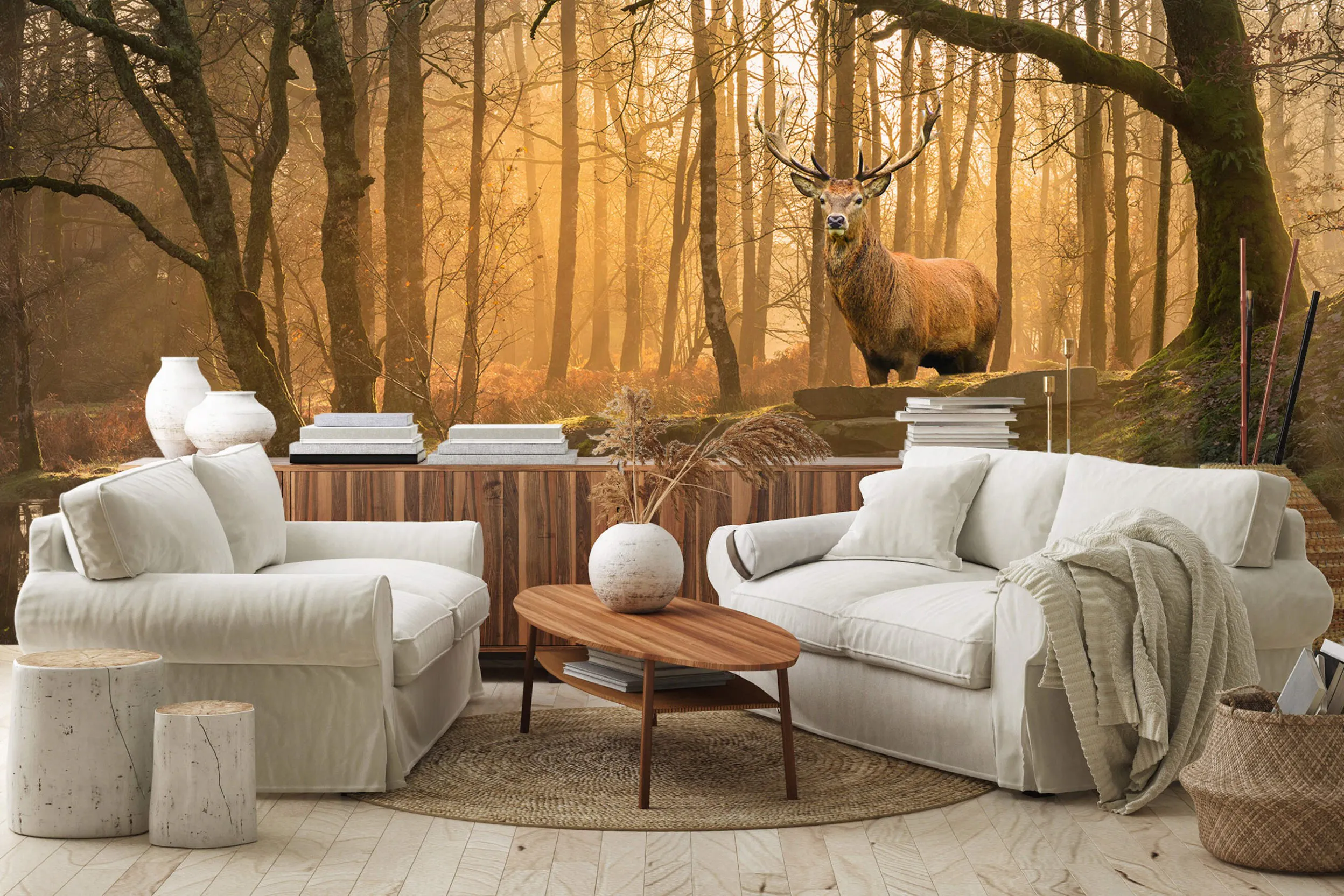 Wohnzimmer mit hellen Möbeln und Waldtapete mit Hirsch