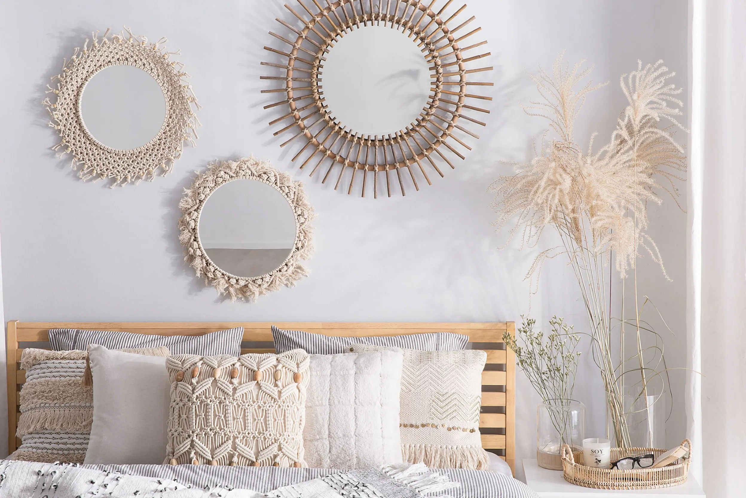 Schlafzimmer im Boho-Stil mit 3 Wandspiegeln im Naturlook
