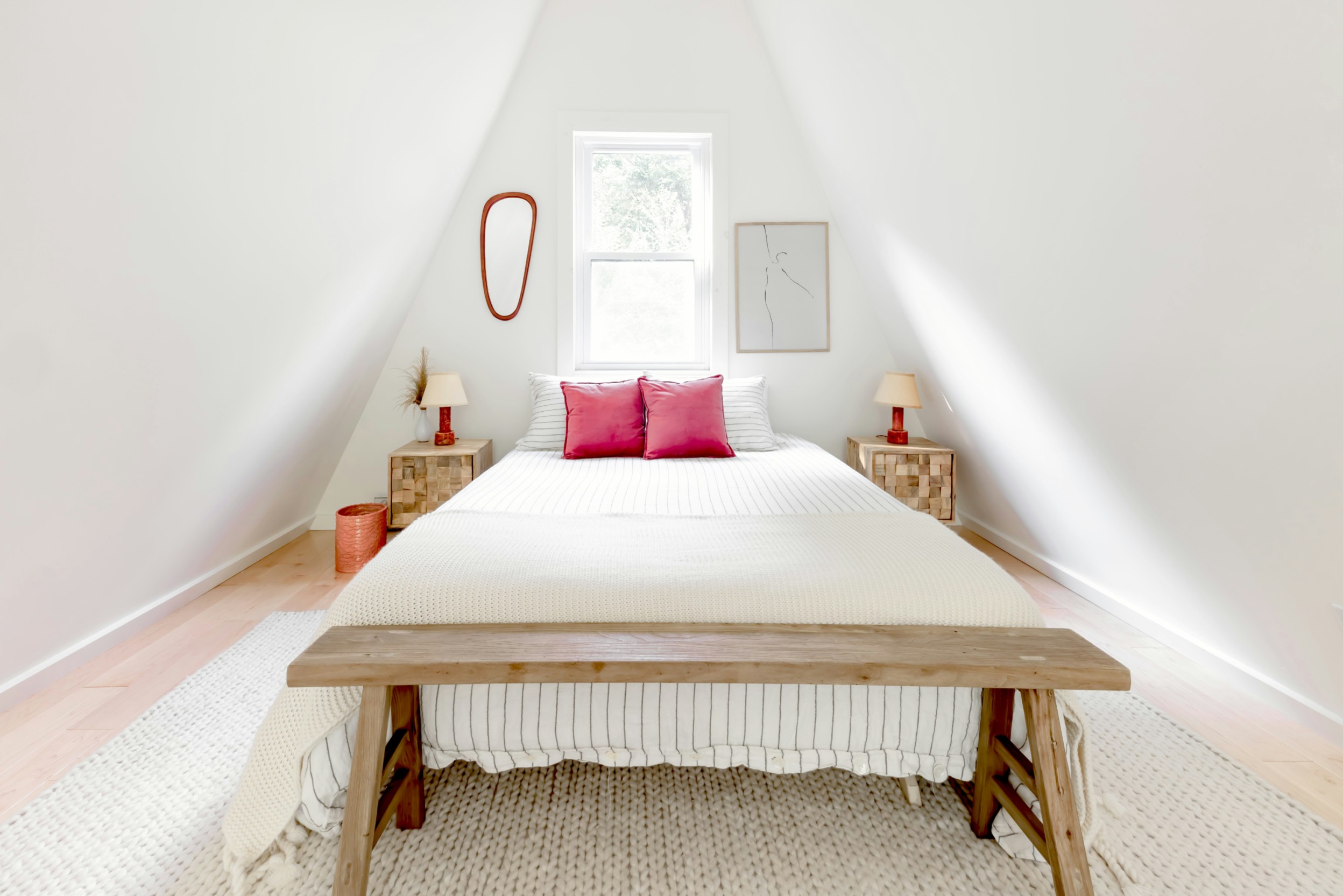 Modern und sparsam eingerichtetes Schlafzimmer mit abgeschrägten Wänden