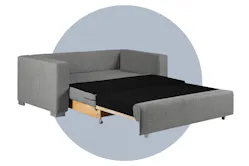 Graues, ausgezogenes Schlafsofa Latina vor einem blau illustierten Kreis