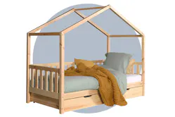 Massives Hausbett für Kinder vor einem blau illustierten Kreis