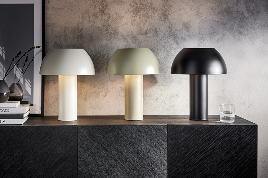 Drei gleiche Skandi-Tischlampen von BUTLERS aus Metall in Weiß, Schwarz und Pistaziengrün.