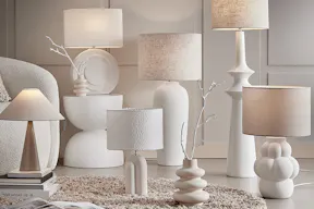 Artsy Lamps: verschiedene kunstvolle Tischleuchten im skulpturalen Design, alle in hellen Beigetönen.