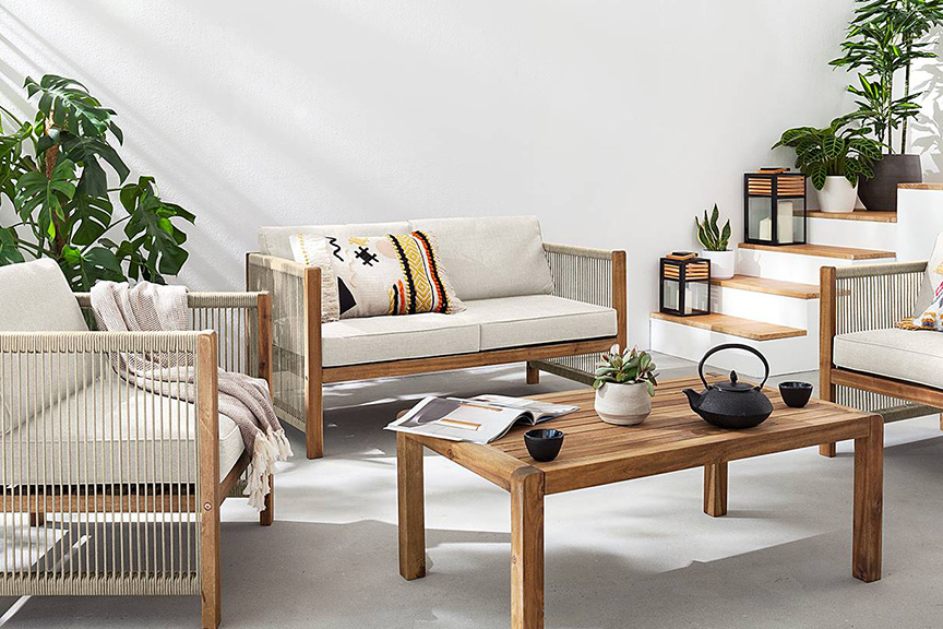 Modulare Gartenlounge mit Outdoor-Sofa und Sesseln im geradlinigen Design mit braunem Holzgestell, beigen Rope-Details and den Armlehnen, beigem Polster und einem bunten Kissen mit grafischem Muster; daneben ein Detailbild des beliebten Rope Designs.