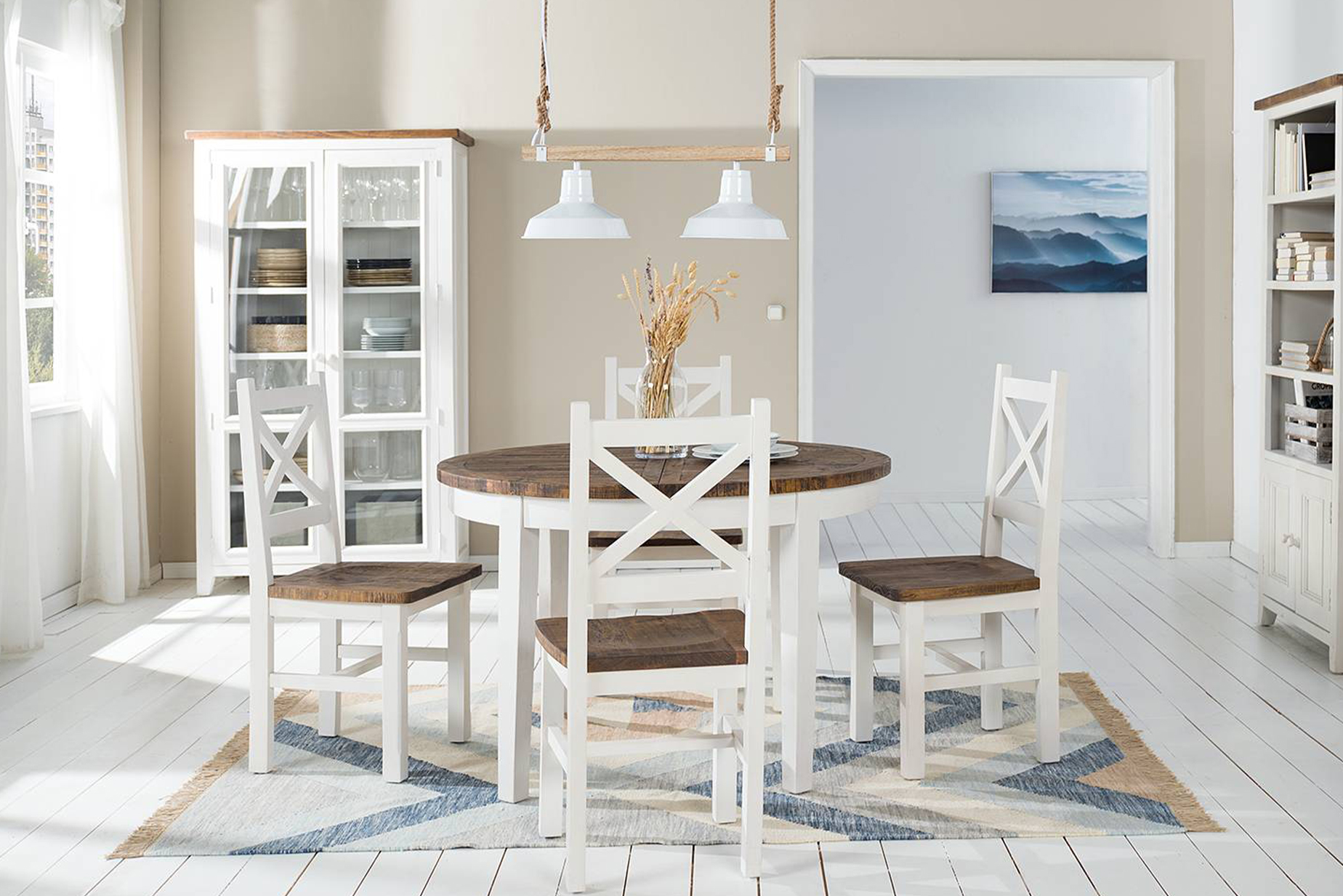 Esszimmer eingerichtet mit Möbelserien Balignton von Maison Belfort mit weißen Holzmöbeln im typischen Landhausstil, im Hintergrund eine Anrichte und ein weiteres Regal.