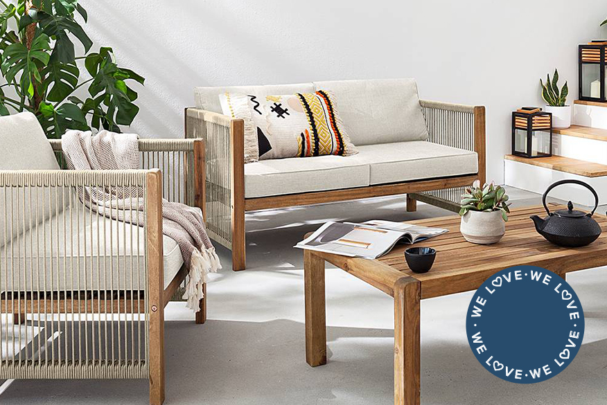 Modulare Gartenlounge mit Outdoor-Sofa und Sesseln im geradlinigen Design mit braunem Holzgestell, beigen Rope-Details and den Armlehnen, beigem Polster und einem bunten Kissen mit grafischem Muster; daneben ein Detailbild des beliebten Rope Designs.