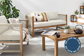Modulare Gartenlounge mit Outdoor-Sofa und Sesseln im geradlinigen Design mit braunem Holzgestell, beigen Rope-Details and den Armlehnen, beigem Polster und einem bunten Kissen mit grafischem Muster; daneben ein Detailbild des beliebten Rope Designs.