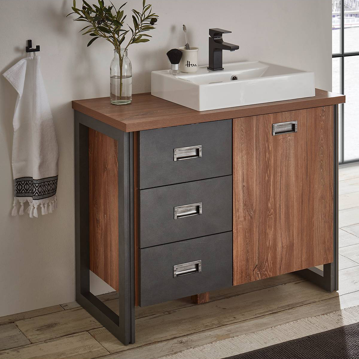 Badezimmer im Industrial-Chic mit Fensterblick, Backstein-Hingucker und einem Regal und Wachbeckenunterschrank in cooler Holz-Metall-Kombi.