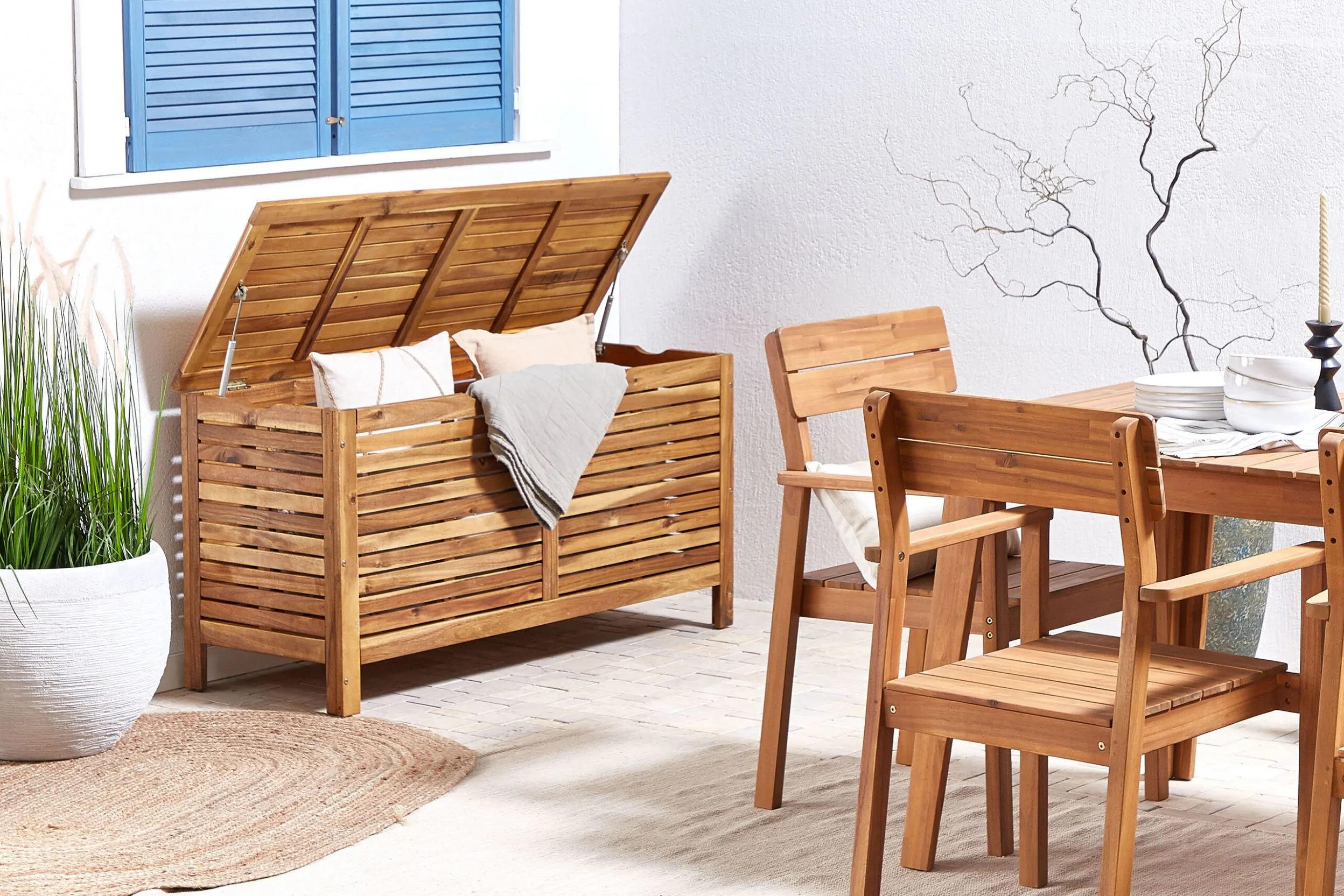 Gartenmöbel aus Holz und passende Gartenbox mit Stauraum