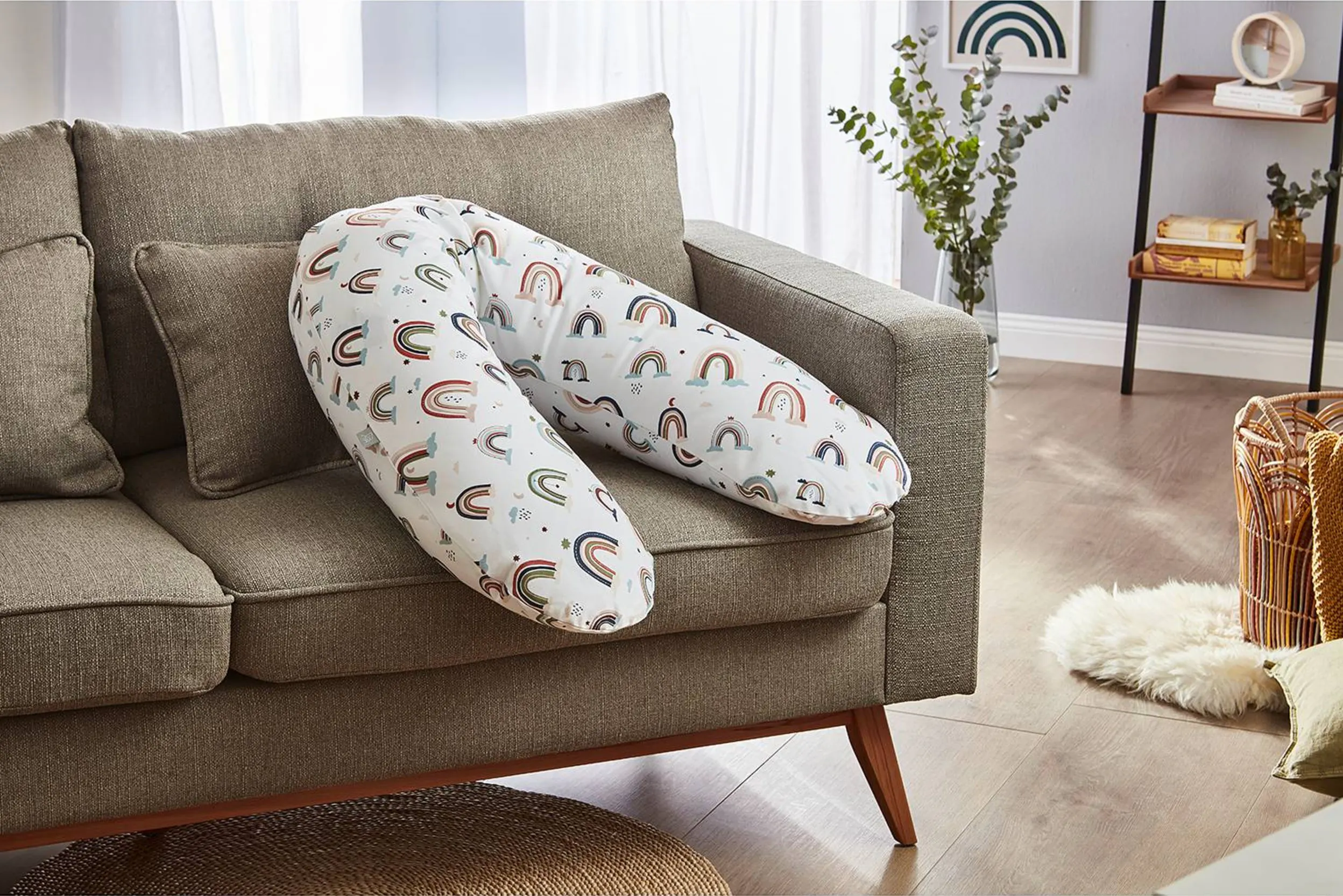 Modernes Wohnzimmer mit grauem Retro-Sofa und gemustertem Stillkissen