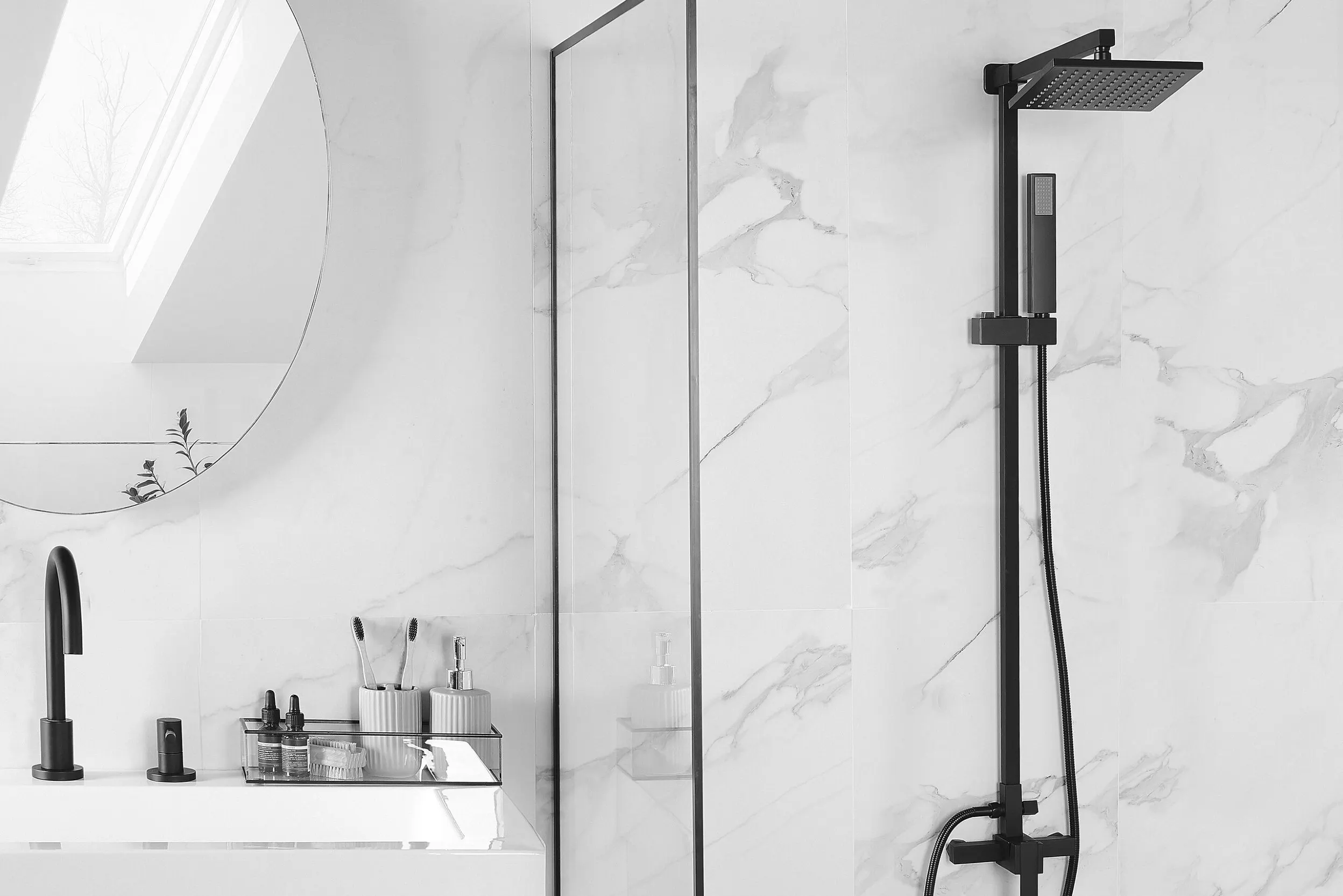 Modernes Badezimmer mit klaren Linien und schwarzen Armaturen