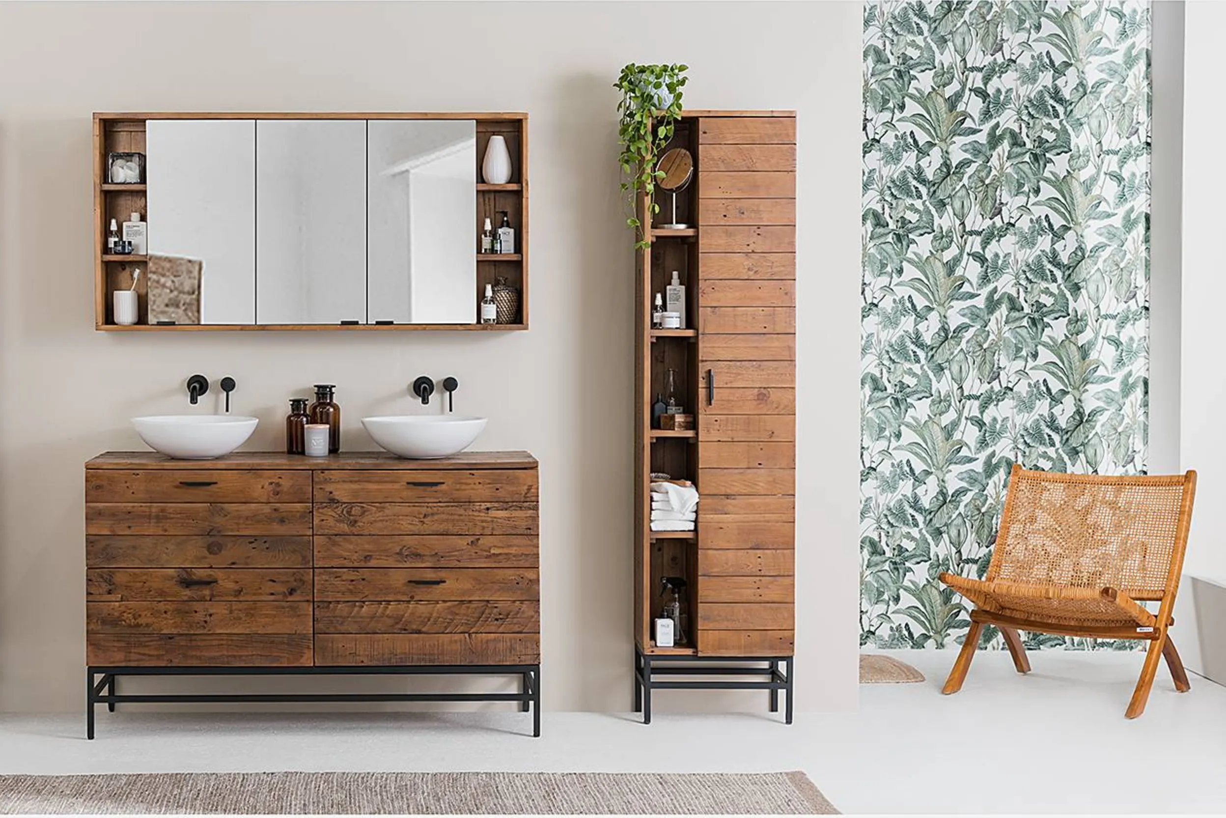 Modernes Badezimmer mit Spiegelschrank, Waschtisch und Hochschrank aus Holz