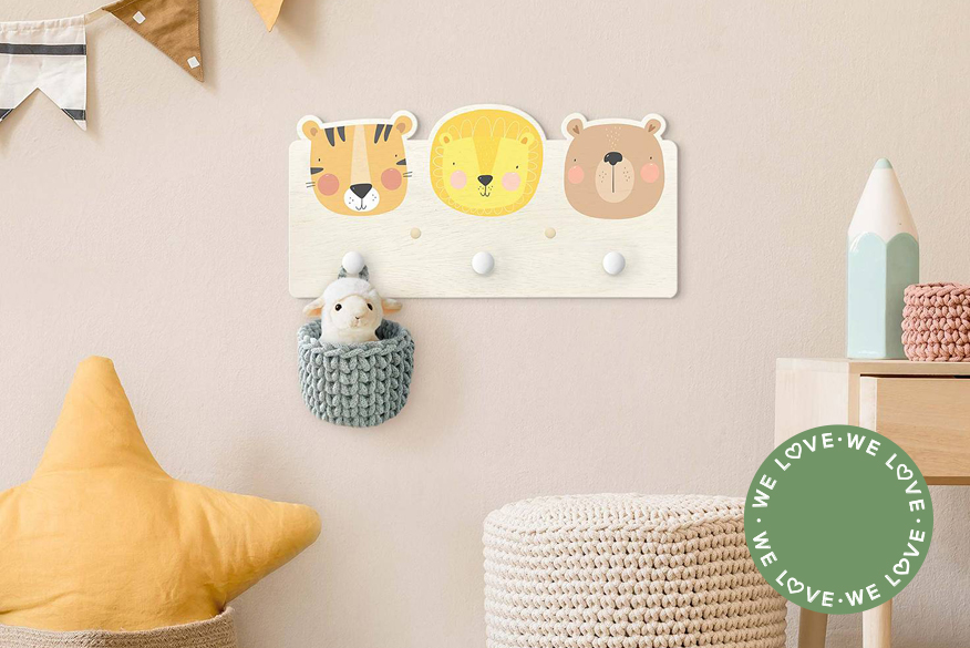 Kindergarderobe mit drei süßen Tiermotiven (Tiger, Löwe, Bär) an einer taupefarbenen Wand im Kinderzimmer.