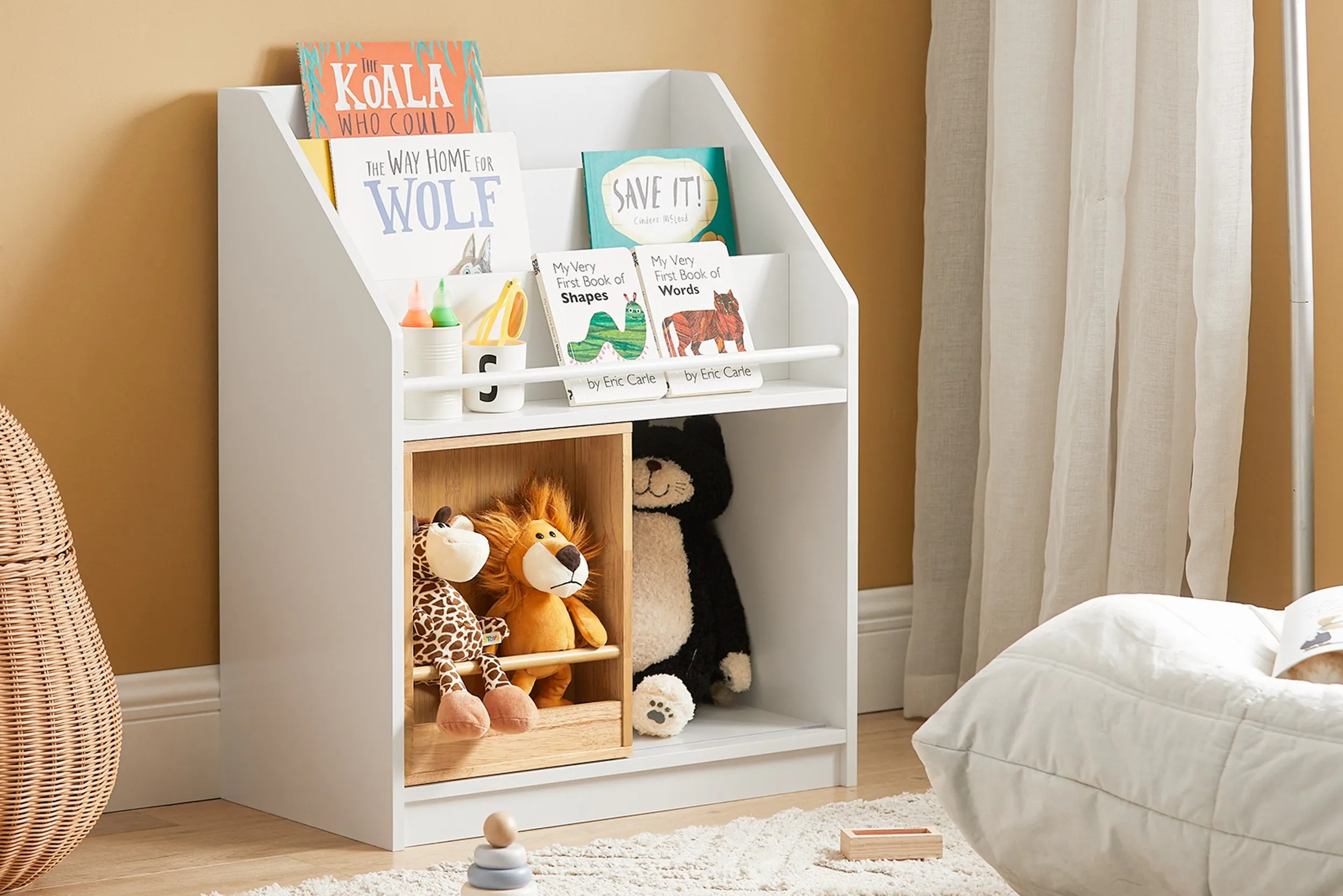 Montessori-Bücherregal auf kinderfreundlicher Höhe, gefüllt mit Büchern, Plüschtieren und mehr