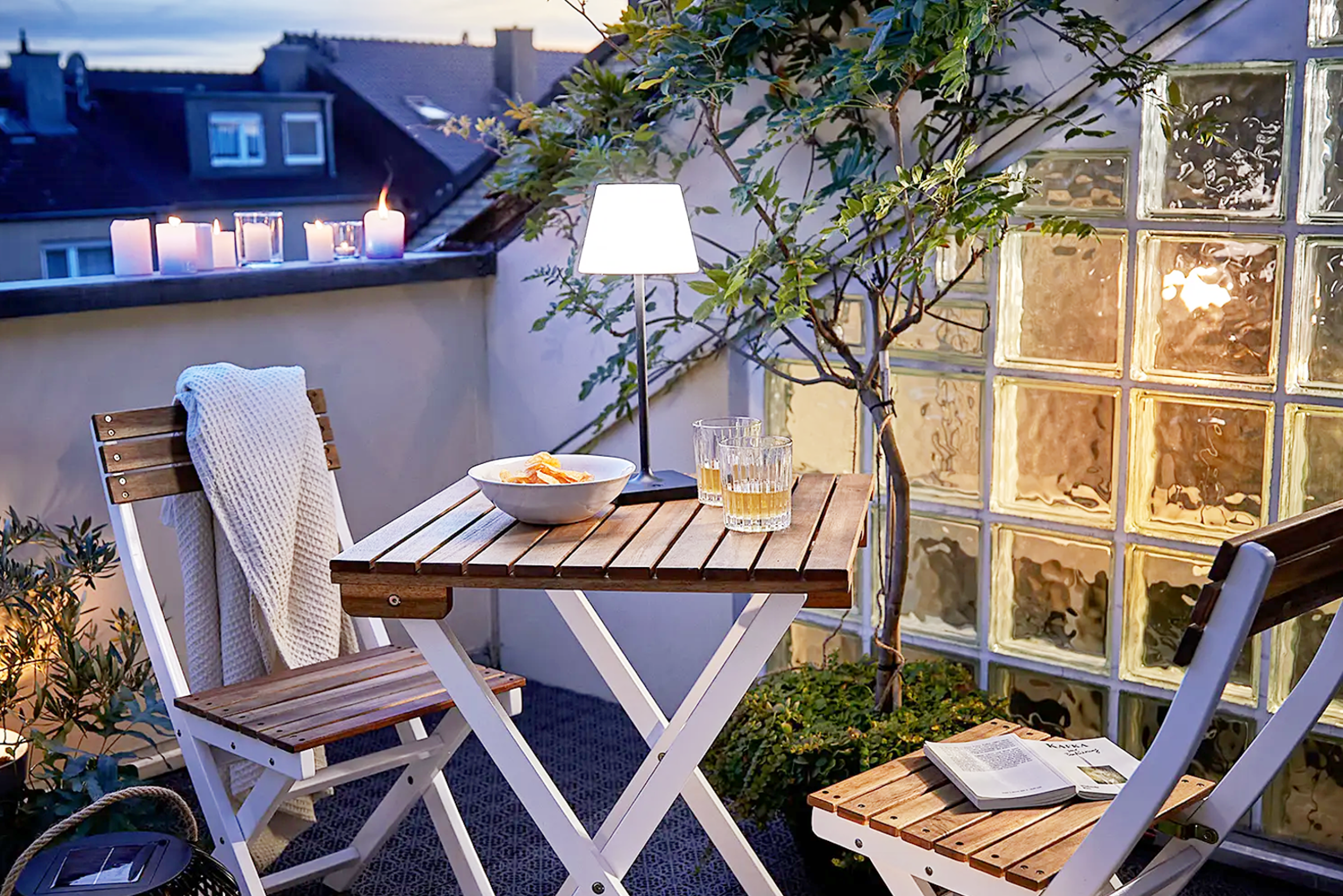 Un set di mobili pieghevoli salvaspazio in un piccolo balcone.