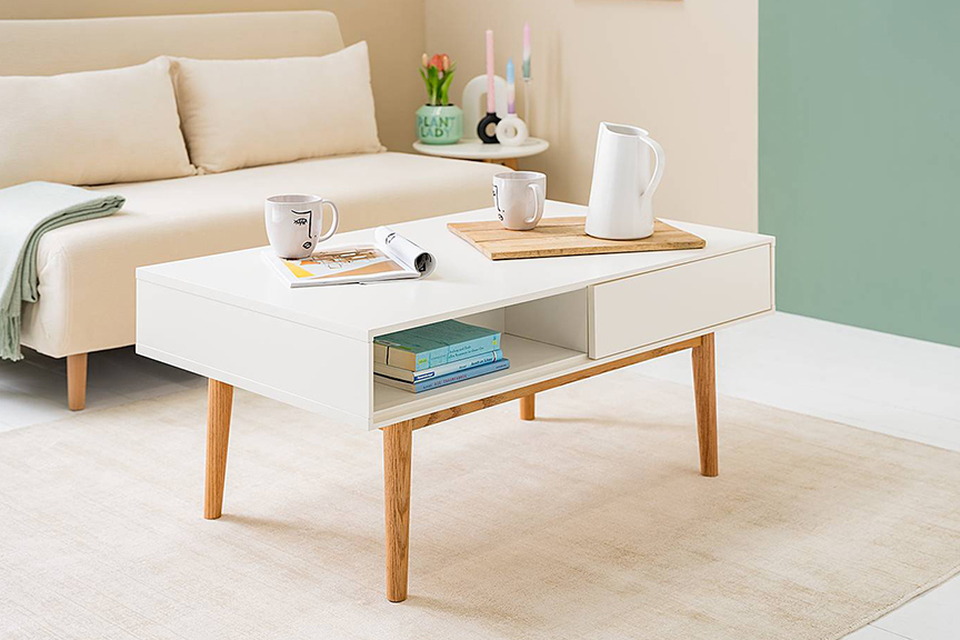 Praktischer Skandi-Couchtisch der Serie Lindholm von der home24 Exklusivmarke Mørteens mit Stauraum in Schubkasten und Ablagefach.
