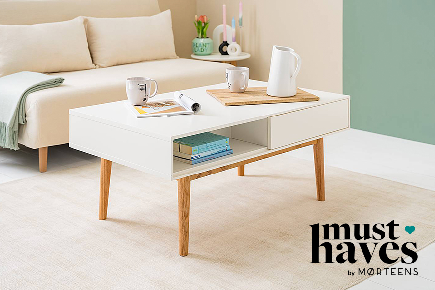 Praktischer Skandi-Couchtisch der Serie Lindholm von der home24 Exklusivmarke Mørteens mit Stauraum in Schubkasten und Ablagefach.