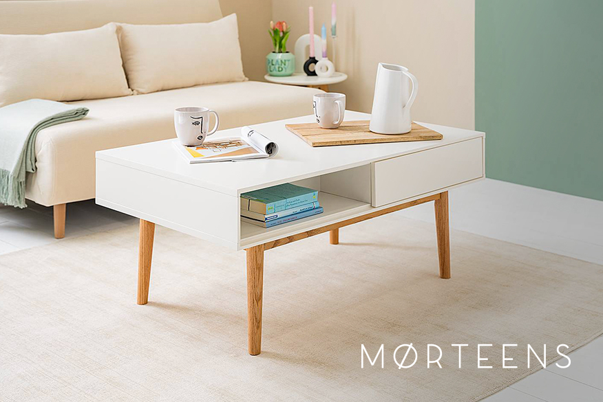 Praktischer Skandi-Couchtisch der Serie Lindholm von der home24 Exklusivmarke Mørteens mit Stauraum in Schubkasten und Ablagefach.