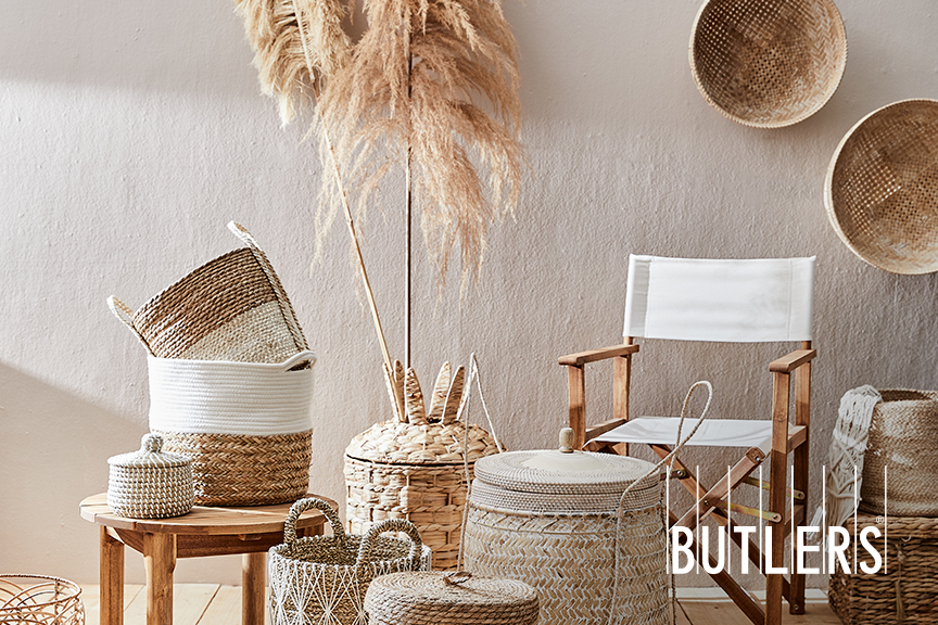 Verschiedene Körbe von BUTLERS aus Naturfasern wie Rattan und Seegras in unterschiedlichen Größen, Modellen und natürlichen Farben