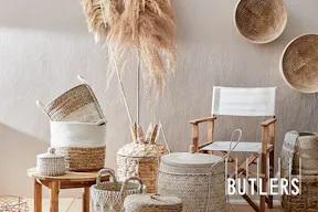 Verschiedene Körbe von BUTLERS aus Naturfasern wie Rattan und Seegras in unterschiedlichen Größen, Modellen und natürlichen Farben