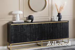Must-have Sideboard Nooble der home24 Exklusivmarke kollected aus dunkel lasiertem Mangoholz mit goldenem Metallgestell.