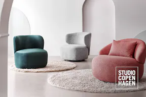 Drei verschiedene Accent Chairs bzw. auffällig designte Sessel in verschiedenen Farben und Stoffen präsentiert in einem hellen Raum mit runden Hochflorteppichen.