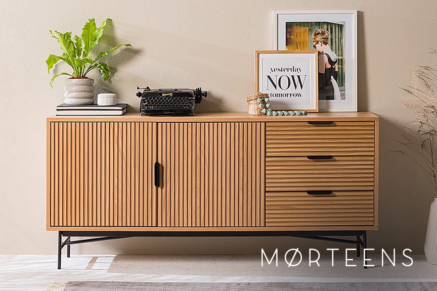 Sideboard KNIVS by Mørteens mit Lamellenfronten aus furniertem Eichenechtholz