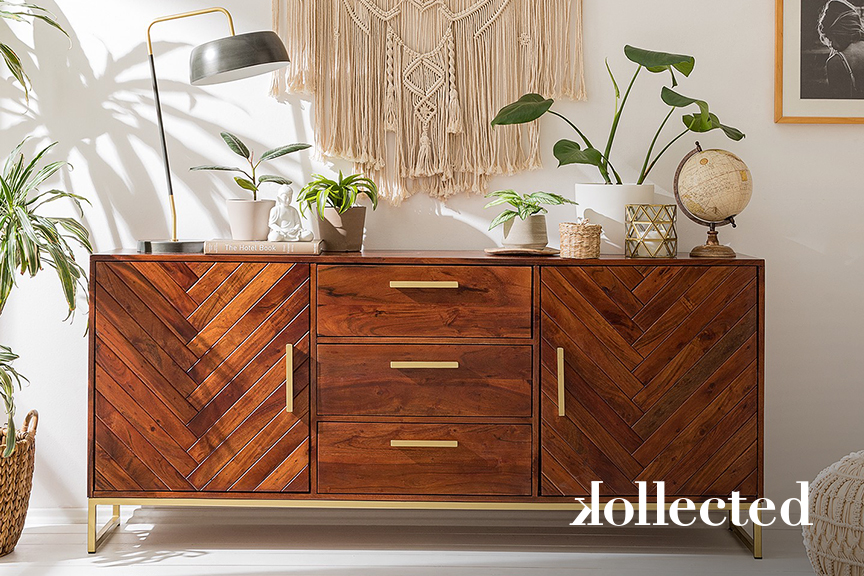 Sideboard Loga by kollected aus Akazienholz mit unserem Must-have einer Fischgrät-Front sowie Möbelbeinen und Türgriffen in Gold.