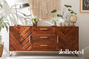 Sideboard Loga by kollected aus Akazienholz mit unserem Must-have einer Fischgrät-Front sowie Möbelbeinen und Türgriffen in Gold.