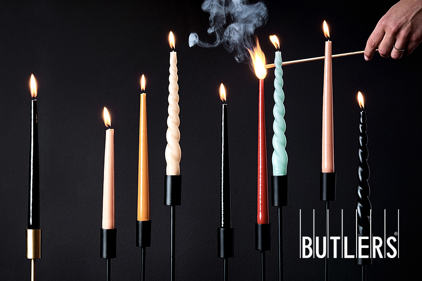 Bunte Stabkerzen und Twisted Candles vor schwarzem Hintergrund