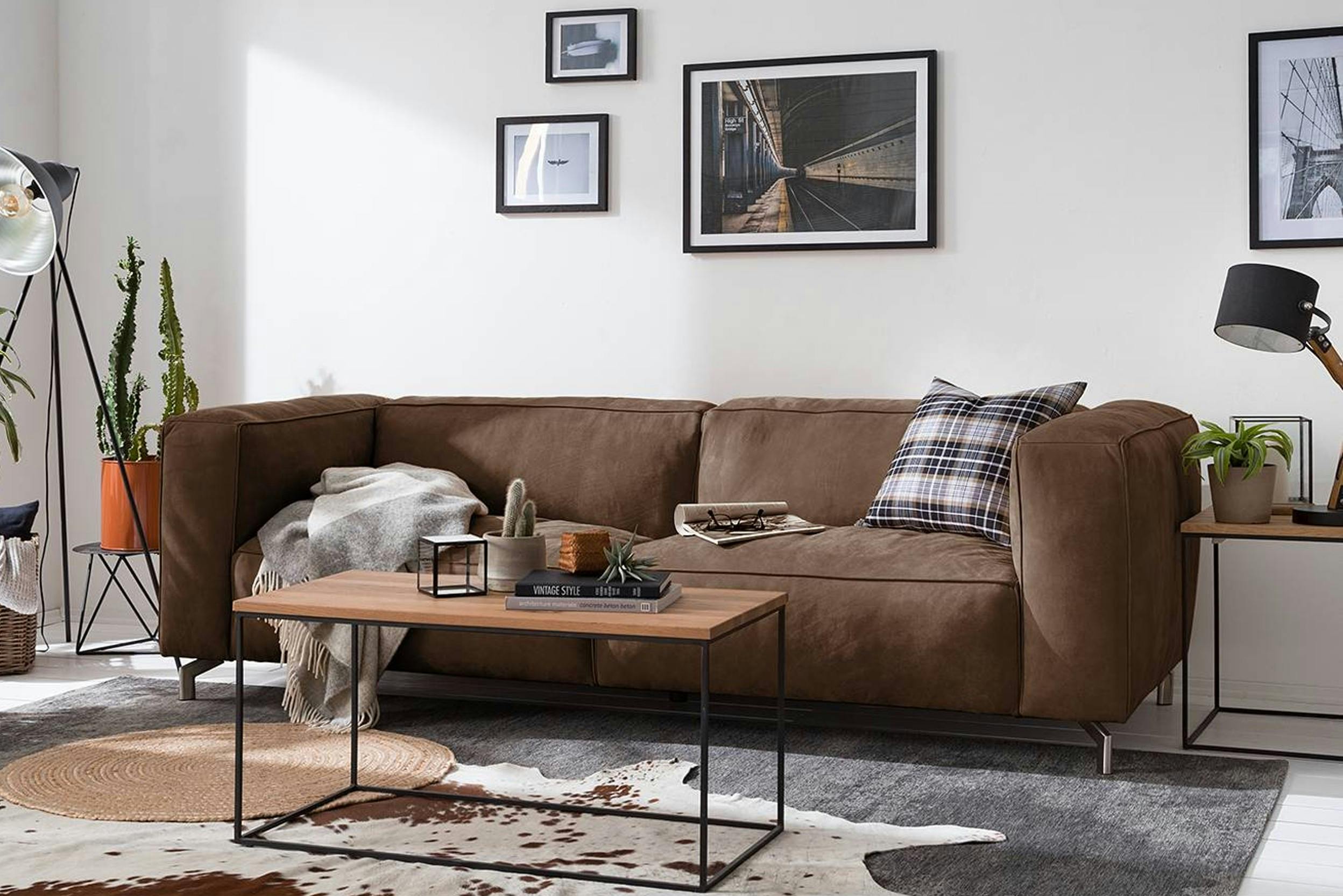Dunkelbraunes Leder aus Rauleder in einem modern eingerichteten Wohnzimmer