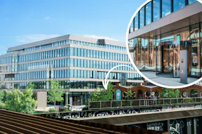 Foto vom home24 Headquarter und Showroom in Berlin Prenzlauer Berg an der S Landsberger Allee mit einer Nahaufnahme vom Showroom-Eingang inkl. Pfeilhinweis
