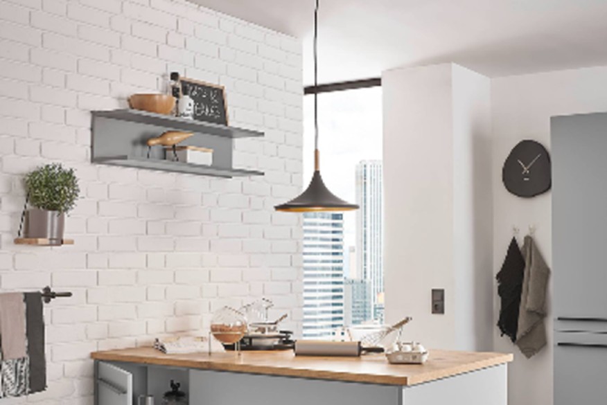 Schöne Beleuchtung für deine Küche wählen, wie zum Beispiel eine moderne Pendelleuchte in Schwarz von home24 für die Arbeitsfläche