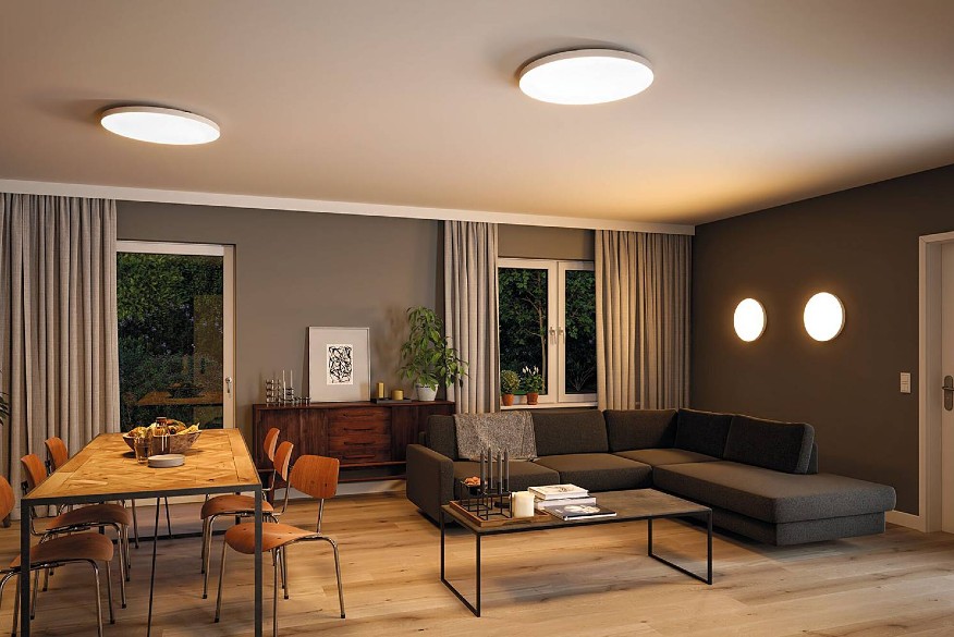Modernes Wohnzimmer mit Essbereich und smarte LED-Deckenlampen und Wandleuchten mit intelligentem Beleuchtungssystem von home24