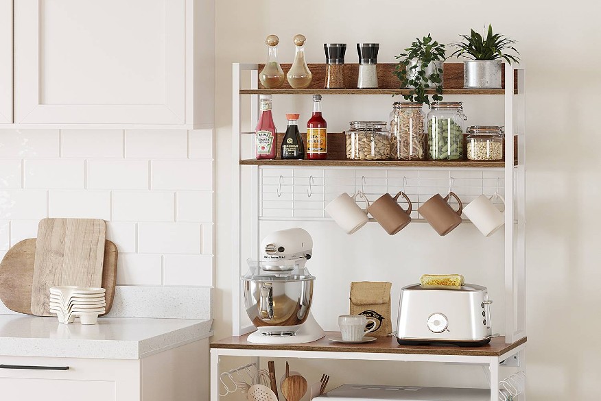 Küchen-Grundausstattung: Modernes Küchenregal in Weiß mit Tassen, Toaster, Mixer, Küchenutensilien, Gewürzebehältern. Produkte von home24