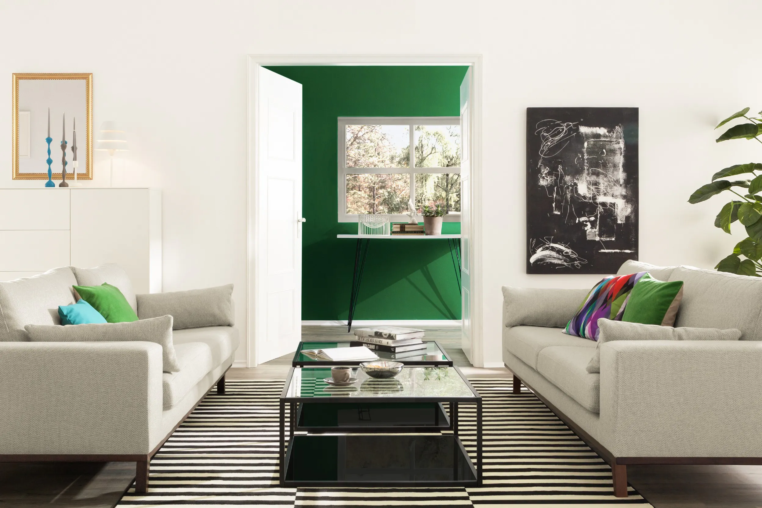 Wohnzimmer mit beigen Sofas, grünen Kissen, Glastisch und Blick auf eine grüne Wand