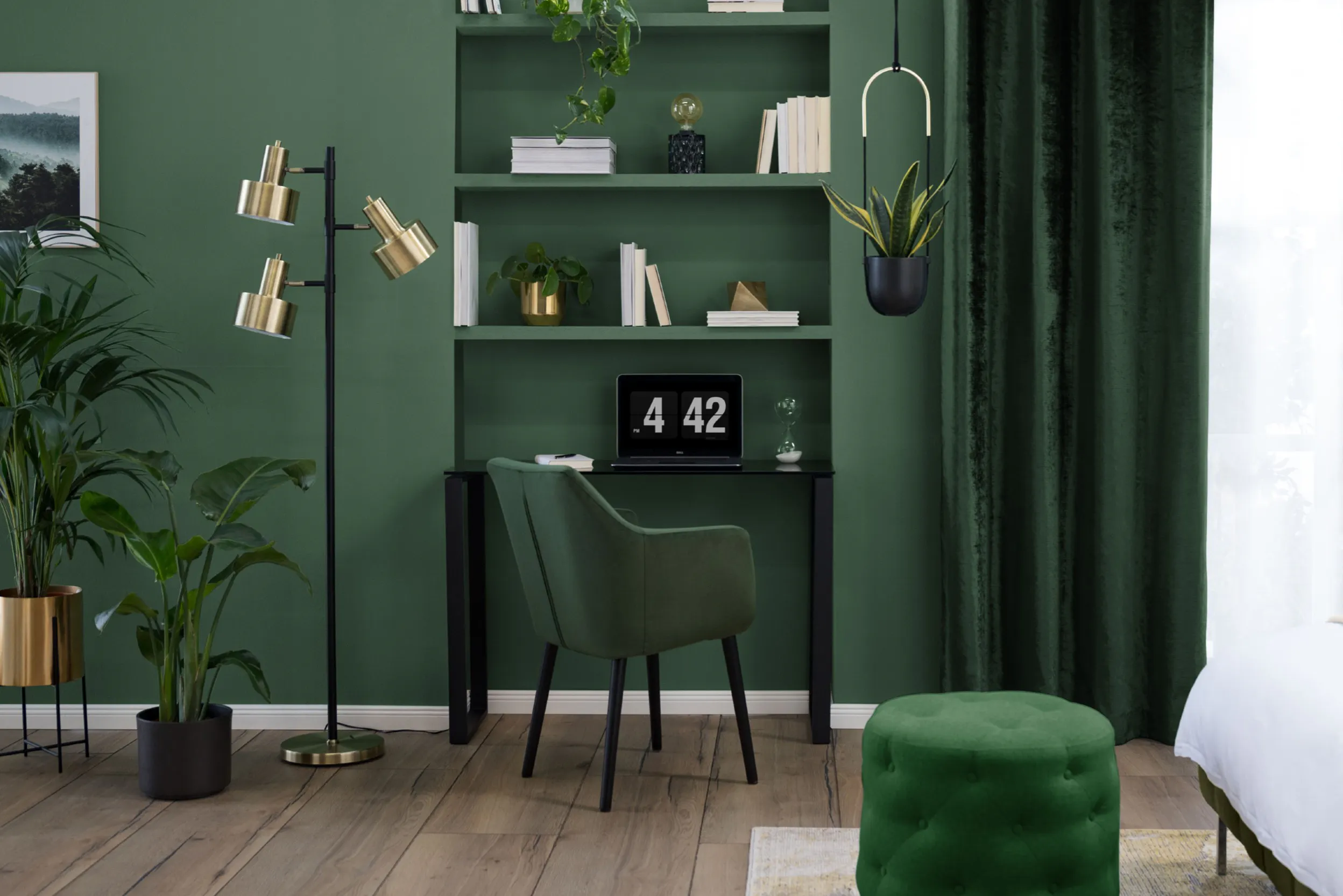 Arbeitsbereich mit grüner Wand, grünem Vorhang, grünem Hocker und goldenen Akzenten