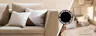 Beige Einrichtung in allen Schattierungen von Creme über Sand, Vanille, Ivory, Ekrü, Taupe bis hin zu hellem Offwhite; ein schlichtes Sofa Ton in Ton mit Wand, Kissen und Accessoires in ähnlichen Farben; daneben ein gemütliches Schlafzimmer mit natürlicher Deko und vielen Textilien.