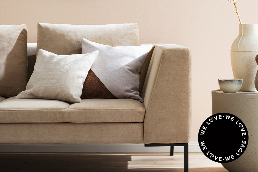 Beige Einrichtung in allen Schattierungen von Creme über Sand, Vanille, Ivory, Ekrü, Taupe bis hin zu hellem Offwhite; ein schlichtes Sofa Ton in Ton mit Wand, Kissen und Accessoires in ähnlichen Farben; daneben ein gemütliches Schlafzimmer mit natürlicher Deko und vielen Textilien.