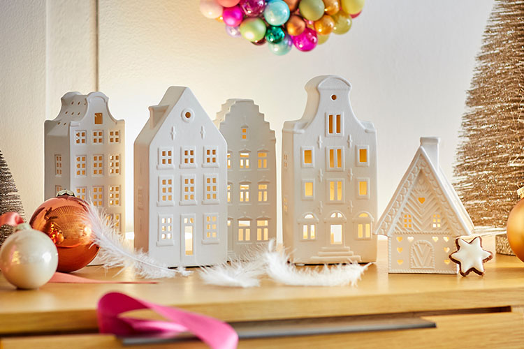 Weiße Teelichthäuser als Weihnachtsdeko