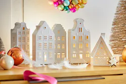 Weiße Teelichthäuser als Weihnachtsdeko